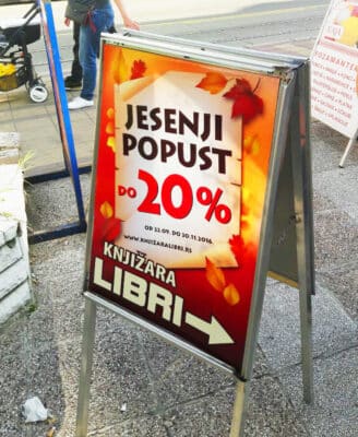 DOGA štamparija - Digitalna štampa velikih formata - reklamne konstrukcije - A table - A pano - znak A tabla - štampa na A tabli - knjižara