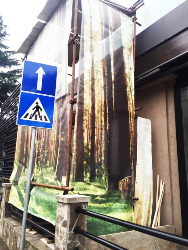 DOGA štamparija - Digitalna štampa velikih formata - spoljašnje brendiranje - brendiranje gradilišta - gradilišne ograde - gradilišne table - table za gradilište - građevinsko platno - skelsko platno - ograda za gradilište - baner ciradno platno - mesh platno za zgradu - građevinski meš