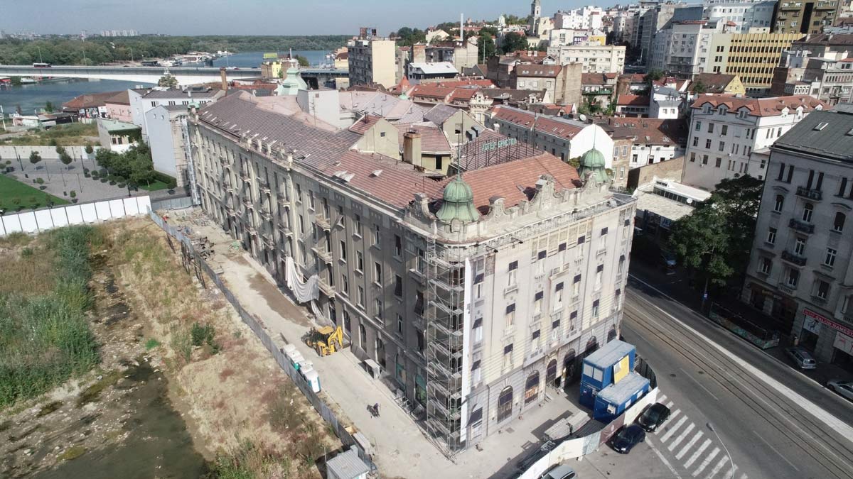 DOGA štamparija - digitalna štampa velikih formata - vrhunska štampa velikih formata - Spoljašnje brendiranje- Brendiranje gradilišta - Skelsko platno - pvc baner - mesh platno - ceradno platno - platno za skelu - brendiranje skele - Beograd na vodi - Hotel Bristol - Štampa na skelskom platnu - oblaganje skela sa zaštitnim platnom 6